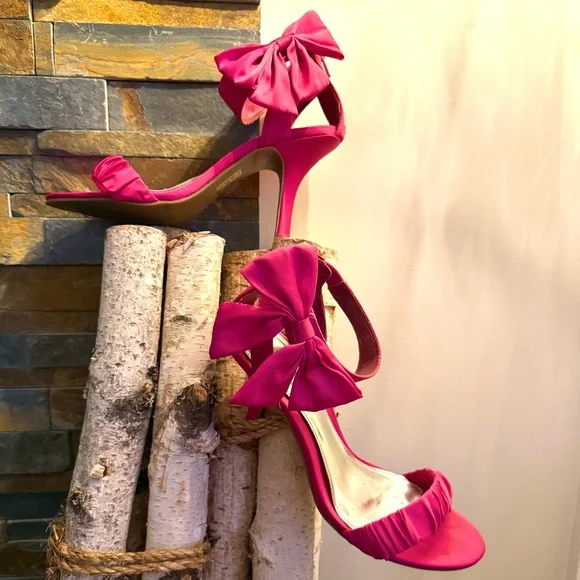 Big Bow Accent - Heels ๐ - Picture 1 of 5